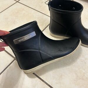 Alice & Whittles short rain boots